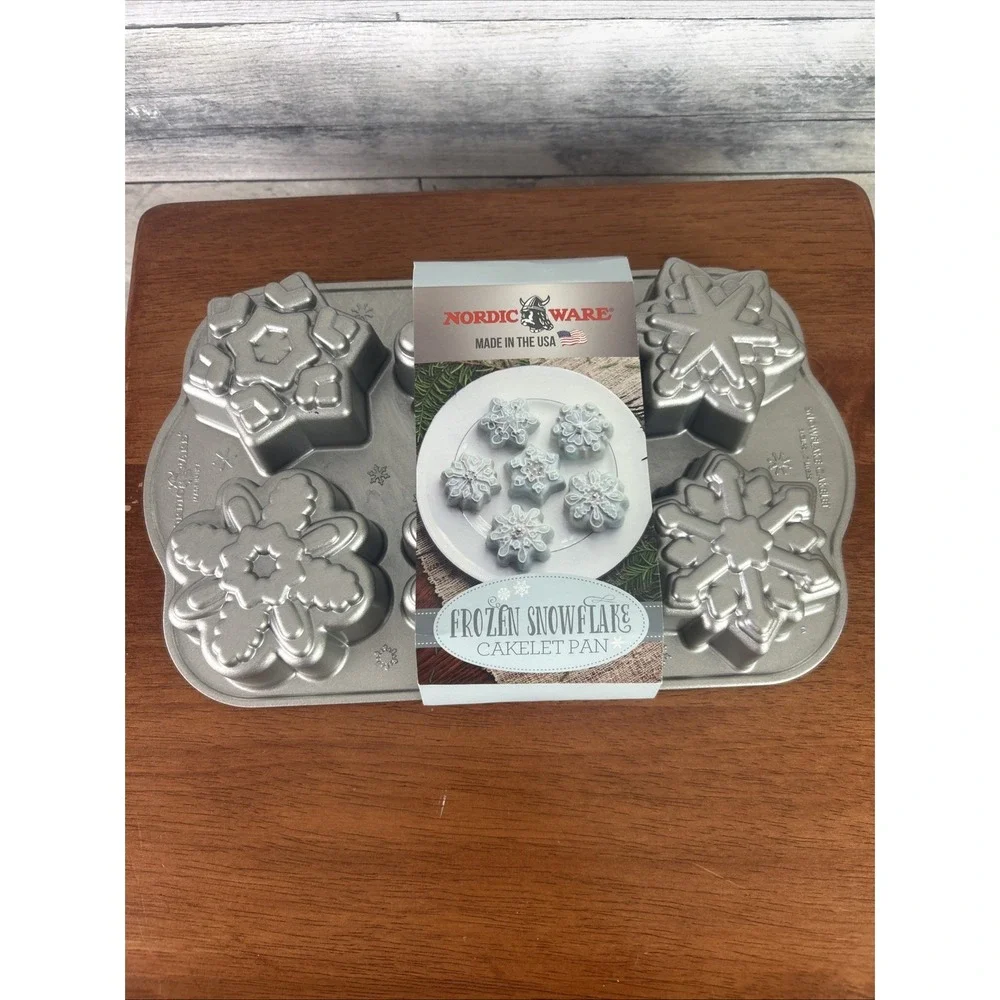 Nordic Ware Snowflake Cakelet Pan Holiday Collection Heavy Cast Aluminum Frozen